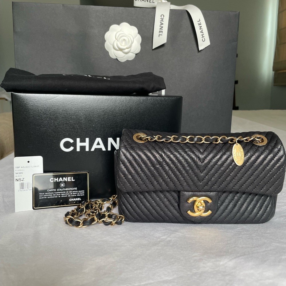 CHANEL Calfskin Chevron Quilted Small Surpique Flap - Black